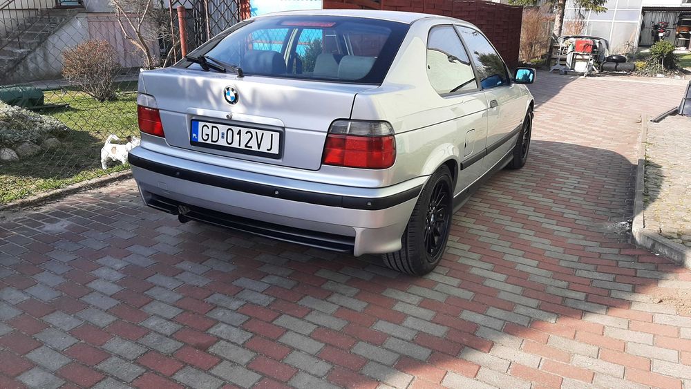 zderzak tył BMW E36 compact M pakiet oryginał kpl z wzmocnieniem listwami czujnikami i modułem PDC