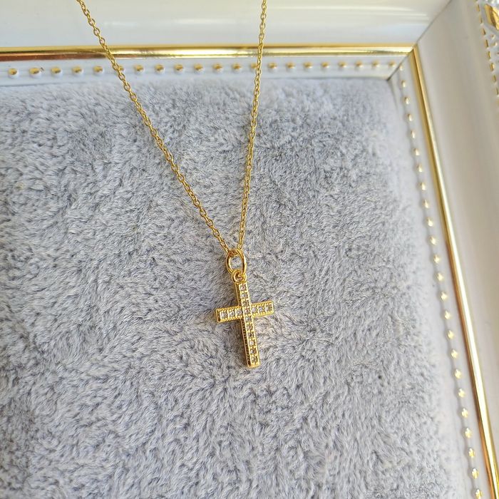 Colar Minimalista e Delicada Cruz Cravejado em Zirconia Swarovski Aço inoxidável Banhado a Ouro