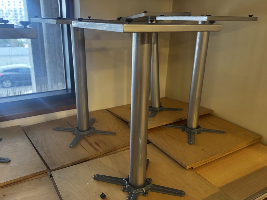 Mesa quadrada com pe robusto