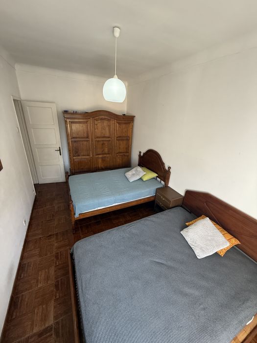 Quarto mobiliado 2 camas para arrendar em Olival Basto