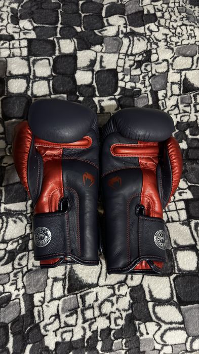 Боксерские перчатки Venum 10 oz оригинал кожа