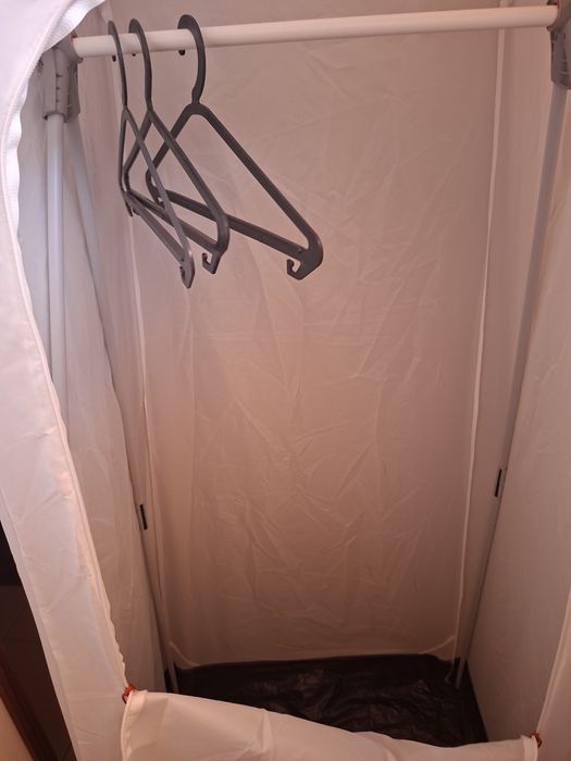 Roupeiro IKEA VUKU