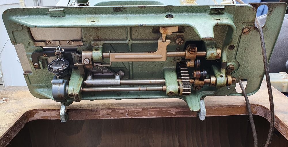 Продам швейную машину TEXTIMA германия