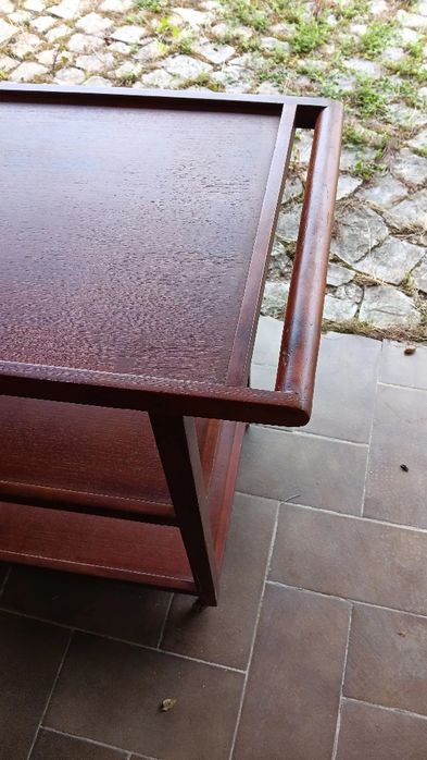 Carrinho para apoiar a mesa de refeições.