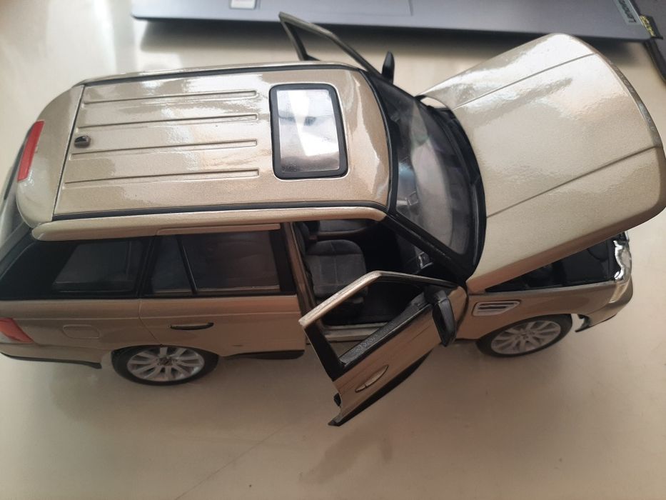 Продам модель range rover 1/18 burago