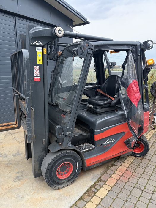 Wozek widłowy Linde E25