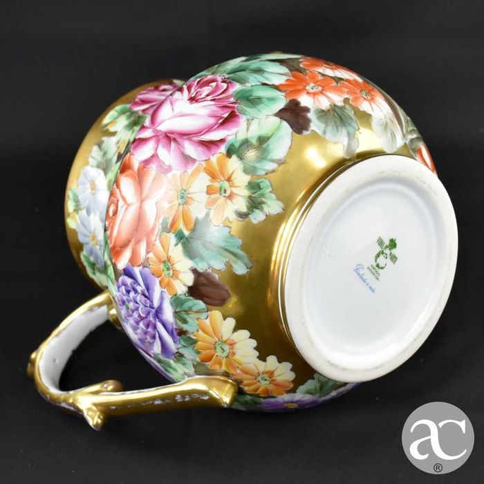Jarro em porcelana Vidal Arte, pintado a ouro e à mão
