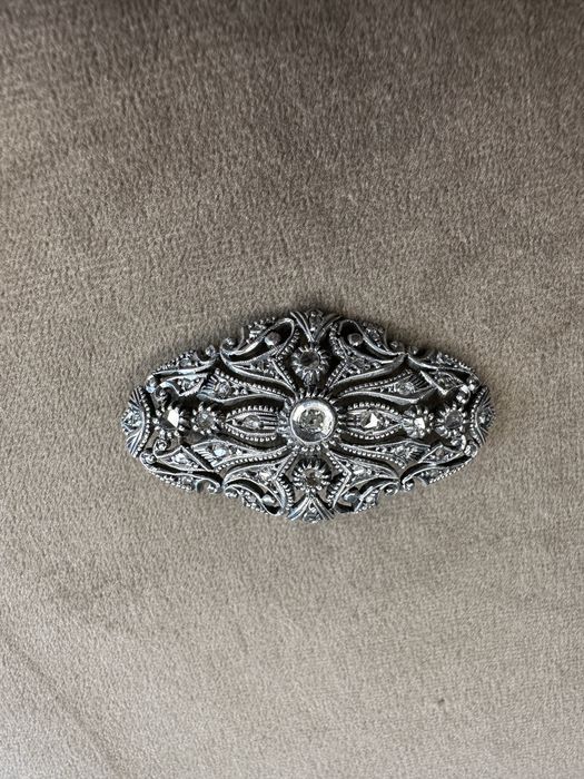 Alfinete /Pregadeira em prata, ouro e diamantes