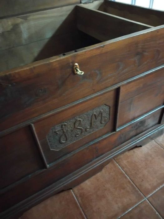Arca em madeira massiça