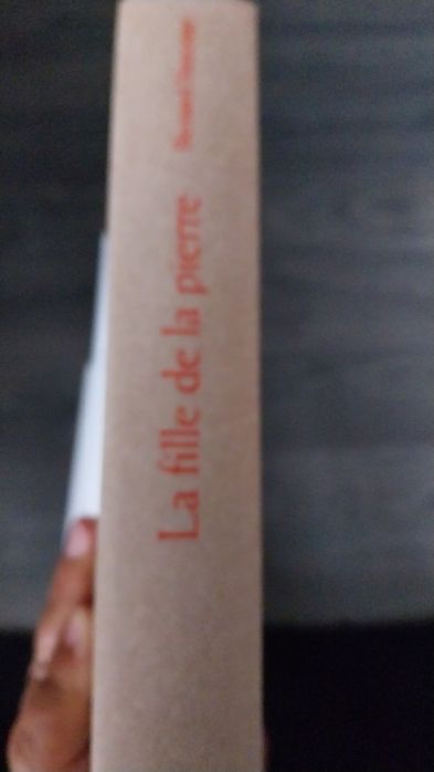 La fille de la Pierre. Portes incluídos