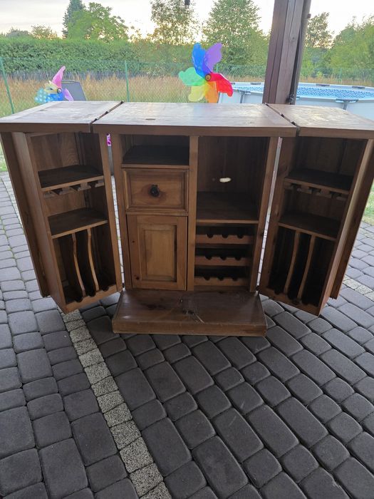 Piękny regał na wino