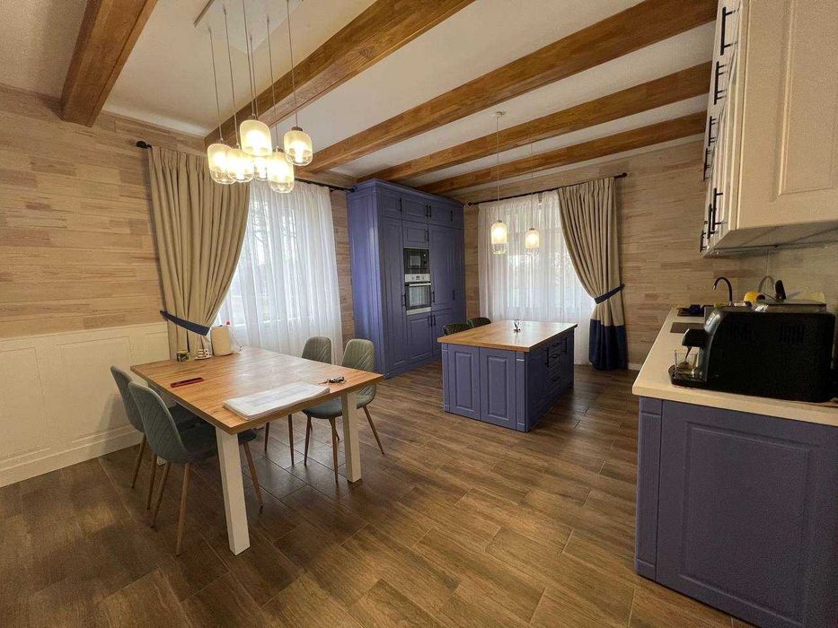 Будинок з ремонтом у лісовому Забуччі. Гараж.