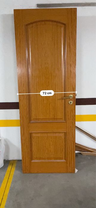 Porta esquerda madeira maciça sem aduelas