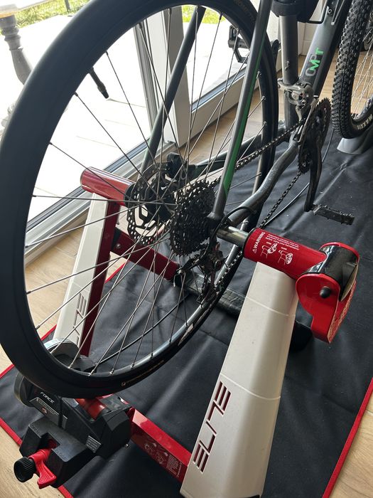 Trenażer rowerowy Elite Novo Force 8 z oponą