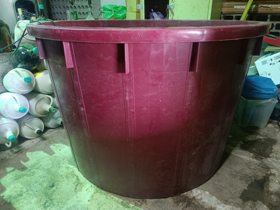 Lagar plástico de 1000L. Usado uma vez.