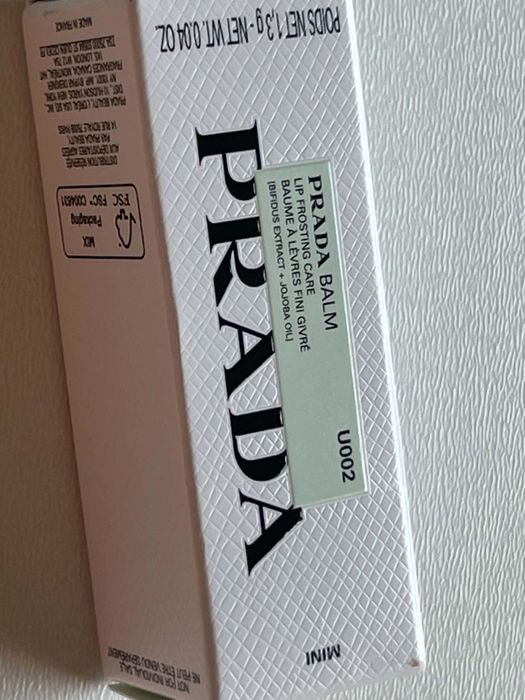 Prada бальзам для губ банан banana balm прада
