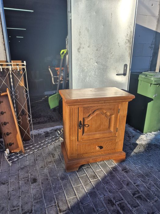 Ładna drewniana szafka