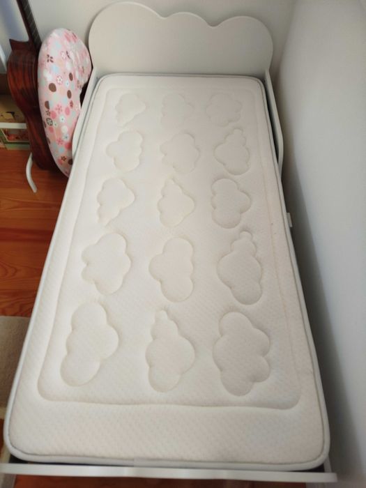 Cama nuvem de criança nova
