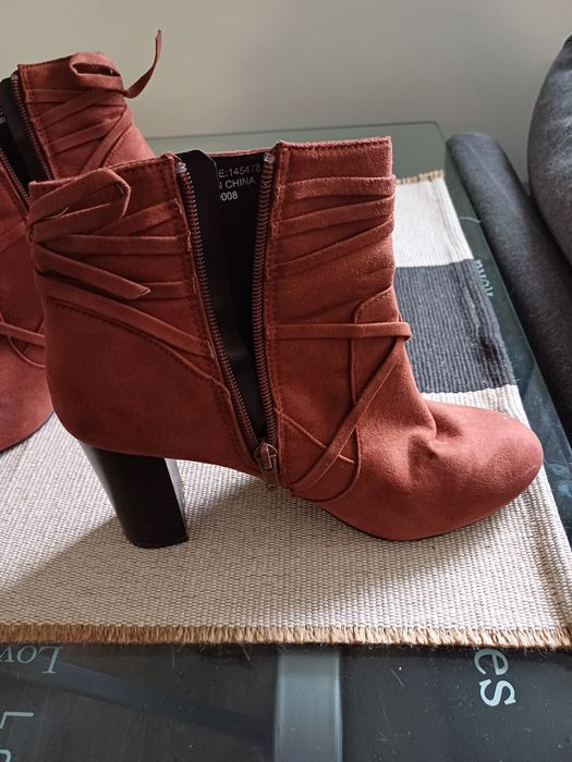 Botins cor ferrugem salto 8,5cm. Tamanho 39. Primark