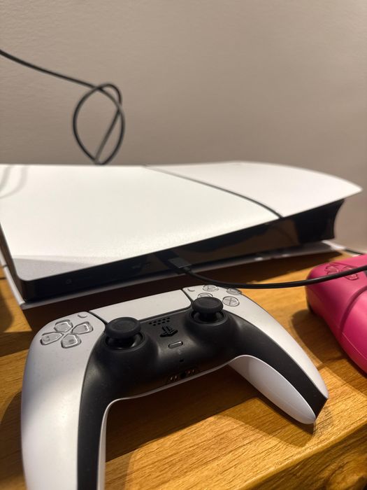 PS5 Slim Digital + 2 comandos - garantia até Fev 2028 c/ Fatura