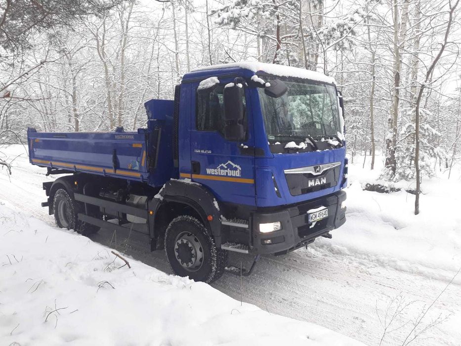 Odśnieżanie: place, drogi, budynki, dachy. Wywóz nadmiaru śniegu.