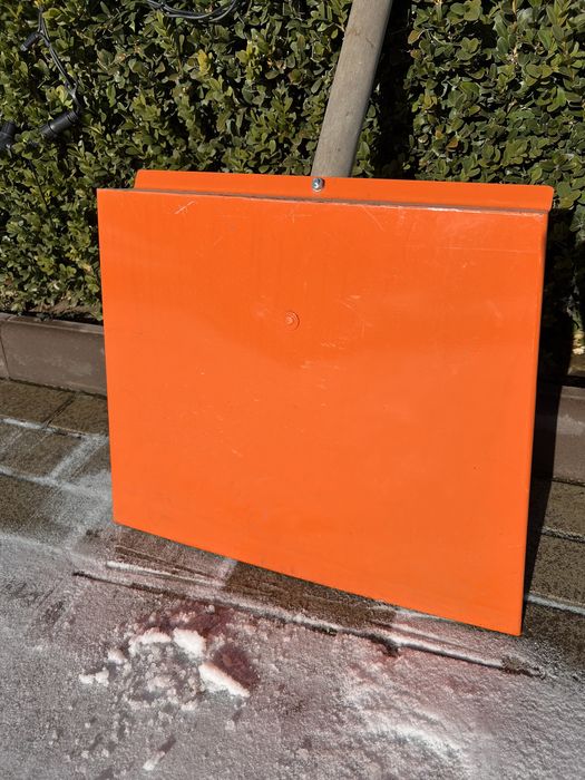 металева лопата для снігу