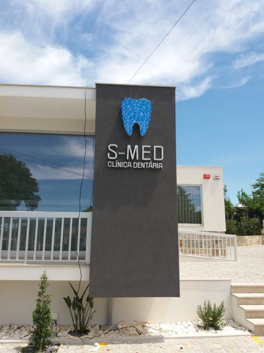 Reclamos, fachada, monobloco, bandeira e verticais (toten)