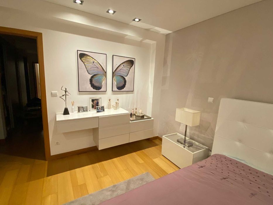 Quarto de Casal completo (cama, mesas cabeceira, consola)