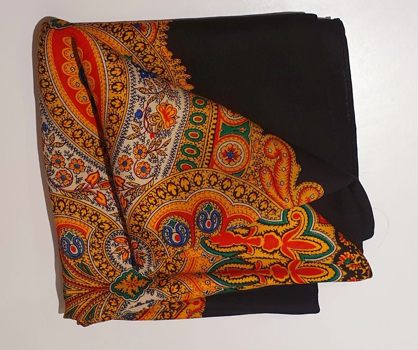 Folklorystyczna chusta w unikatowe wzory