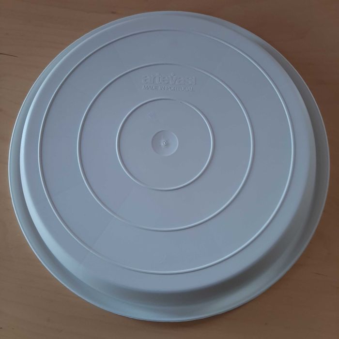 2 Pratos de Plástico para Vasos com 18 e 22cm