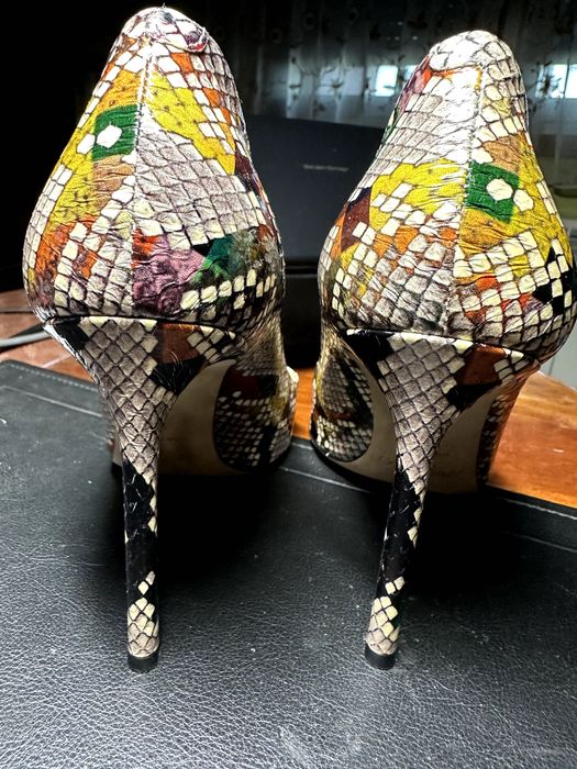 Sapatos de marca: Jimmy Choo, Yves Saint Laurent