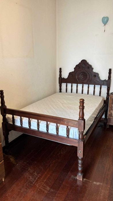 Cama antiga + Estrado + Colchão EXCELENTE ESTADO