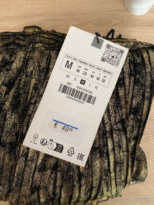 Прекрасна та стильна сукня від Zara