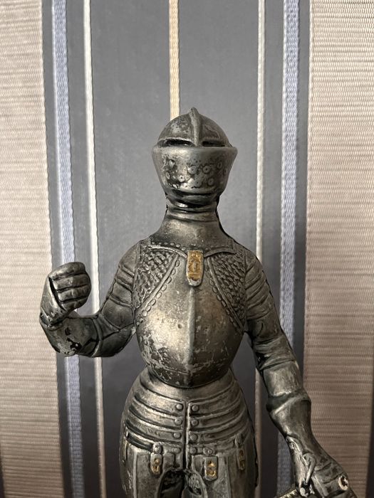 Лицарі в обладунках металеві