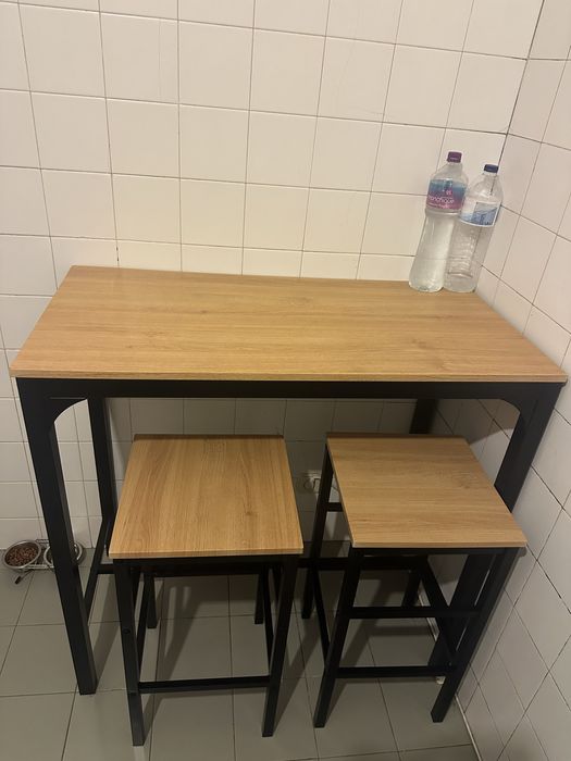 Mesa alta de cozinha c/ 2 bancos