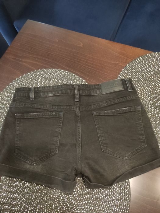 Czarne szorty dżinsowe