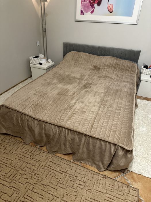 Pokrycie na łóżko z falbaną (ocieplane, miękkie, przypomina aksamit)