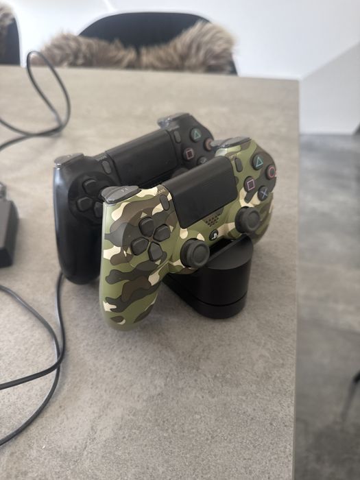 Б/В PS4 Pro 1TB з двома контролерами + зарядна станція