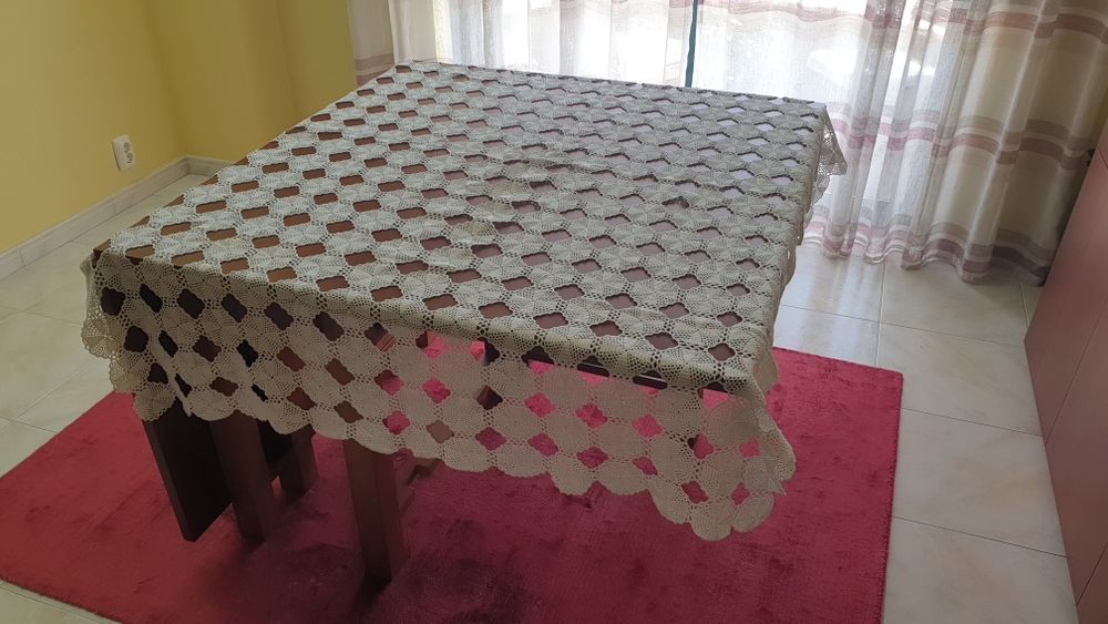 Toalha de Mesa em Crochê Branca feita à mão – Motivo Quadrados
