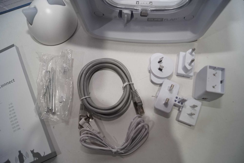 Drzwiczki dla kota Microchip Cat Flap Connect SureFlap + Hub białe