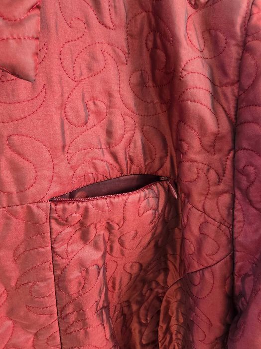 Miedzianoczerwona połyskująca kurtka przejściowa