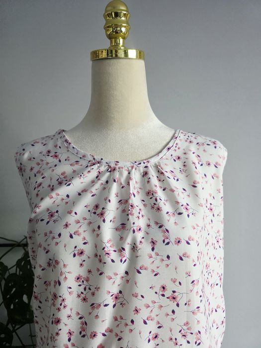 Lekka zwiewna sukienka w drobne kwiatuszki rozmiar 48 / 4XL plus size nowa