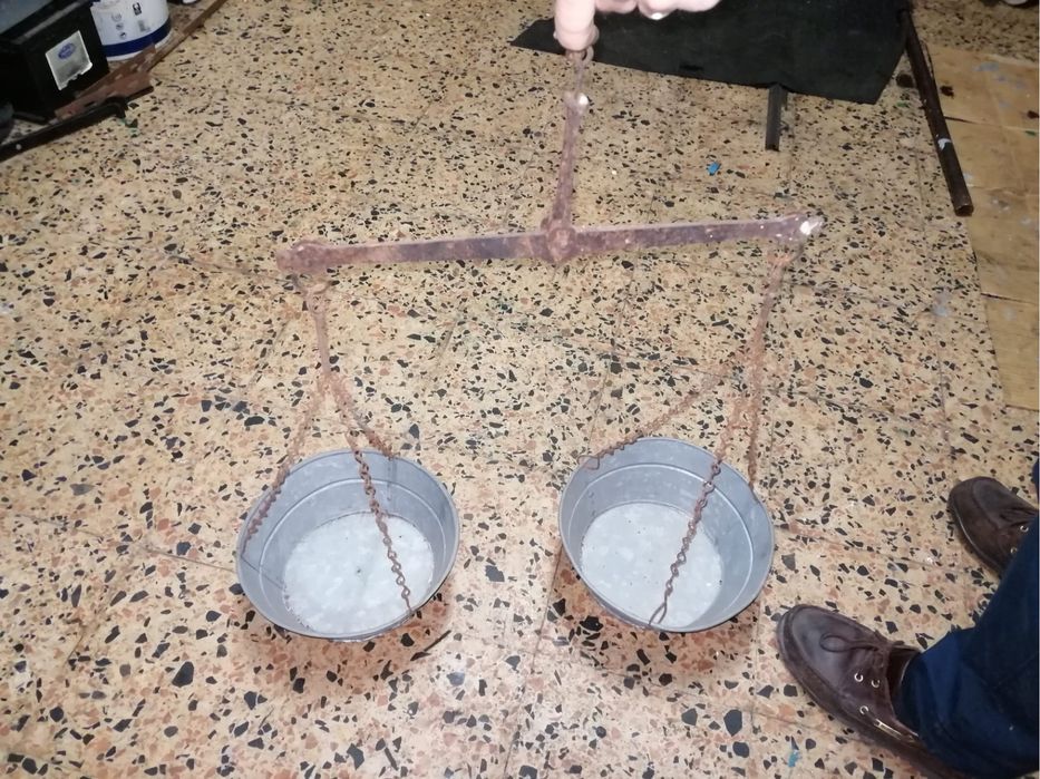Balança antiga de dois pratos