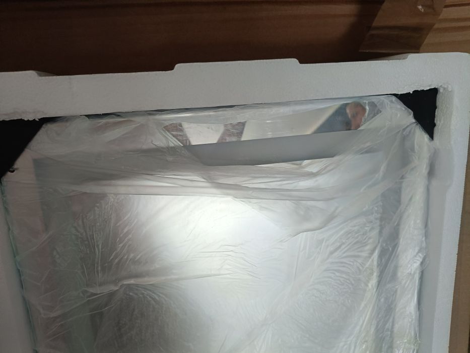 lustro LED montowane na ścianie lub drzwiach