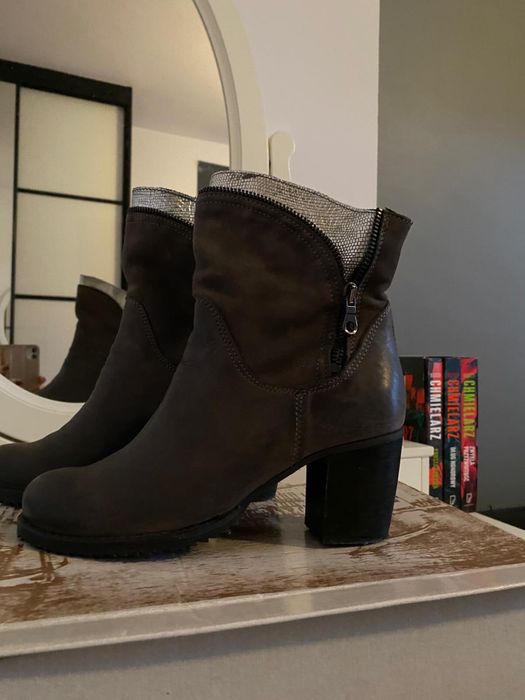 Skorzane botki na slupku r.37