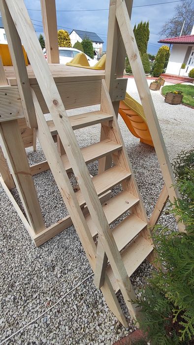 Solidny Domek dla dzieci z hustawką i wspinaczką.