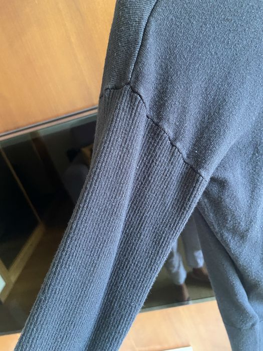 Casaco preto em malha com botoes dourados