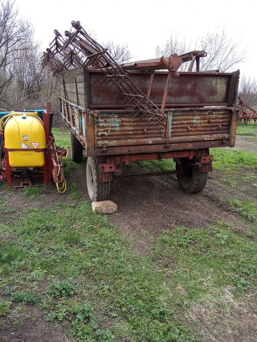 Тракторний самоскидний причіп 2ПТС-4, плуг 3-корпусний, обприскувач навісний