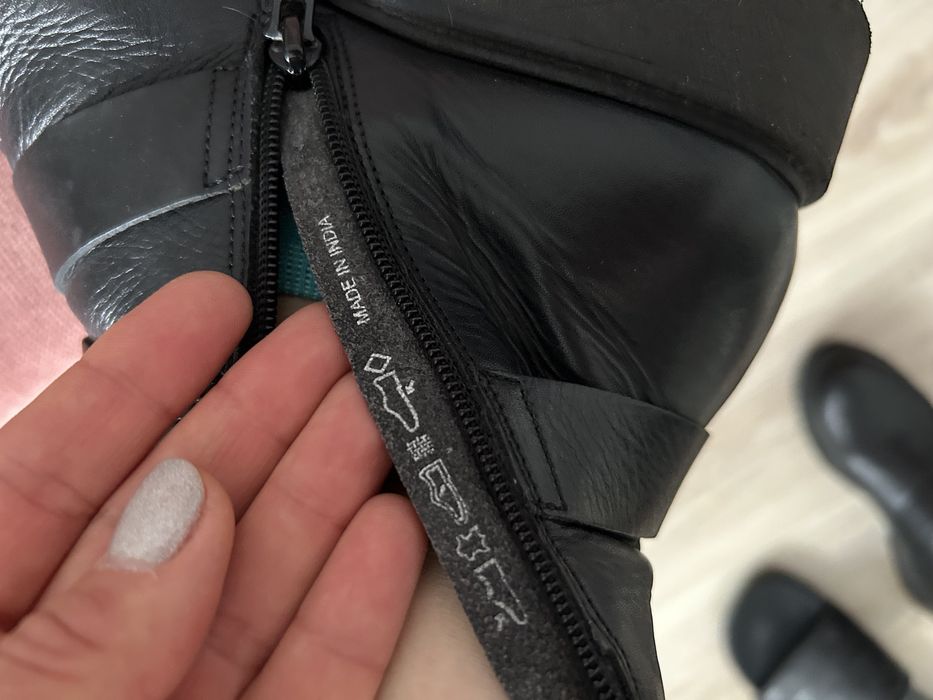 Czarne skórzane buty bikery biker botki motocyklowe klamry Pier One 39