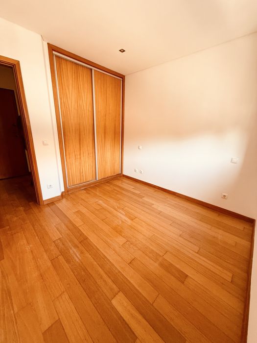 Apartamento T1 com lugar de garagem e arrumos